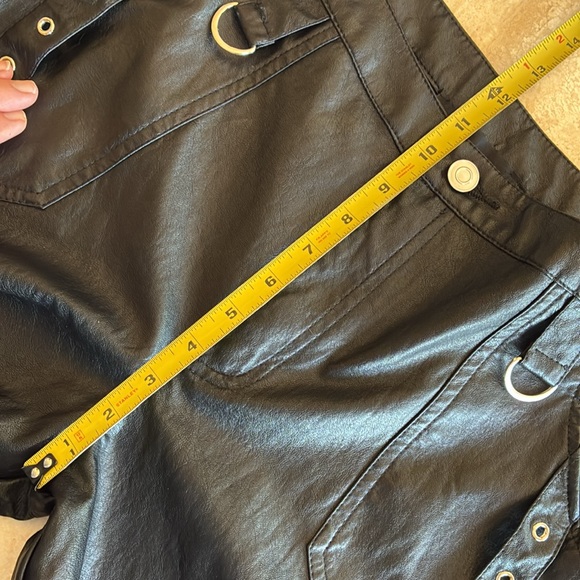 FASHION NOVA cargo pants, wide leg, black faux leather, zip, high waist. M - Picture 16 of 17